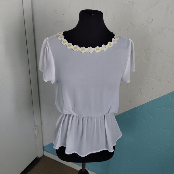 a'gaci White Daisy Embroidered Peplum Flowy Top - Picture 4 of 5